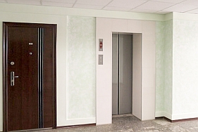 Рядом с лифтами находятся технические помещения. Они также не выбиваются из общего фона бизнес центра.
