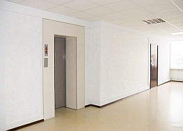 <div>Лифт находится на левой стороне офисного здания.&nbsp;<a href="/">Бизнес центры Петербурга</a>&nbsp;класса B должны быть оборудованы лифтом и пожарной лестницей.</div>