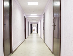 Пол коридора 3-го этажа бизнес центра облицован кафельной плиткой.
