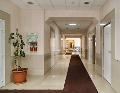 После проходной по обеим сторонам коридора расположено несколько офисов. Не все бизнес центры имеют офисы на первом этаже.