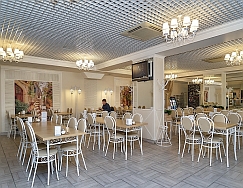 Помещение кафе находится на первом этаже <a href="/" title="Бизнес центр Оптима">бизнес центра Оптима</a>.