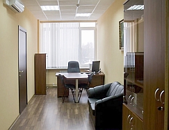 Использование в дизайне офиса дорогой, качественной и массивной мебели делает обычное офисное помещение офисом премиум-класса.