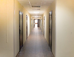 Все коридоры и офисные помещения освещены лампами дневного света.